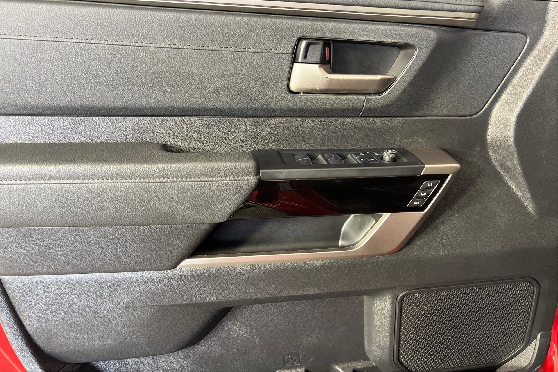 Vehicle image 16 of 27