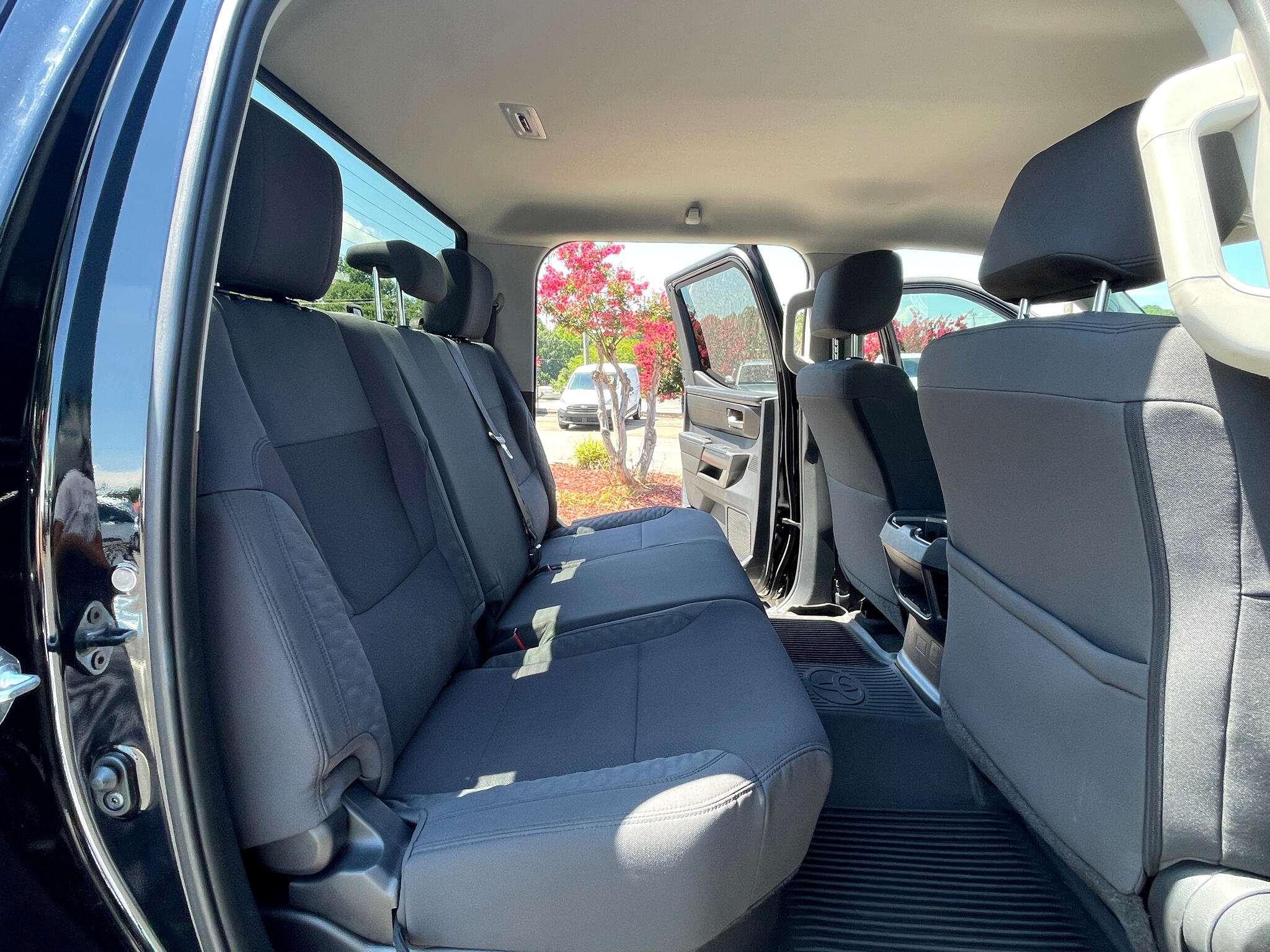 Vehicle image 25 of 48