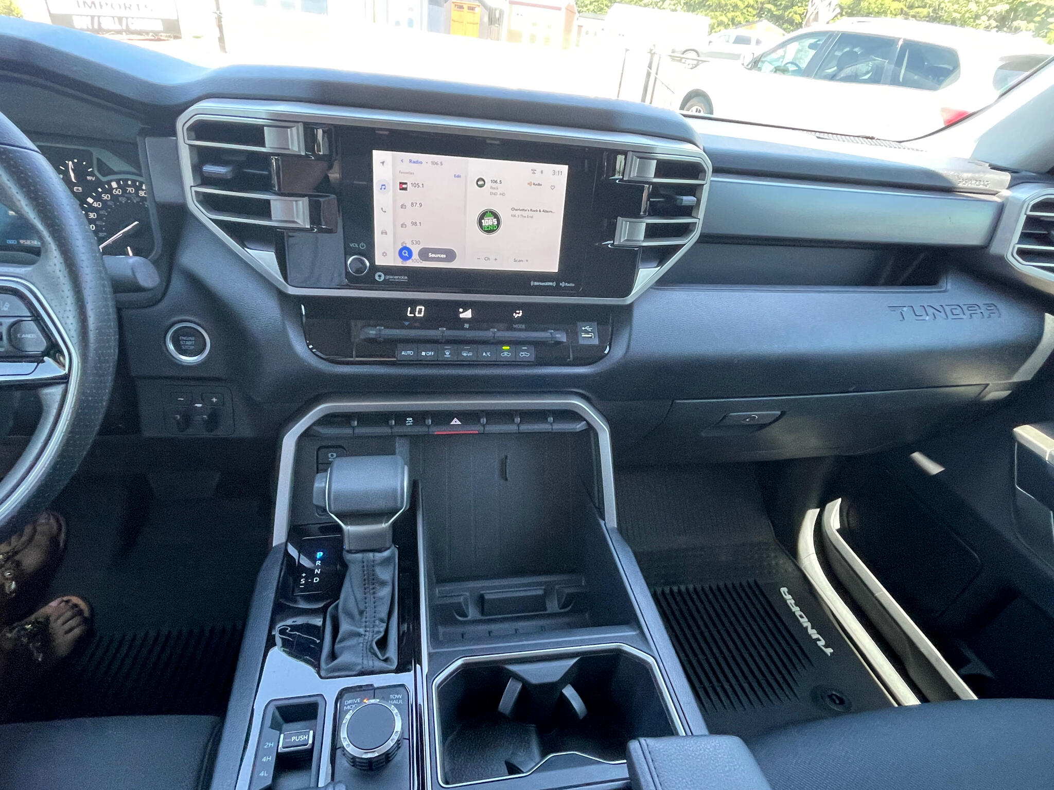 Vehicle image 32 of 48