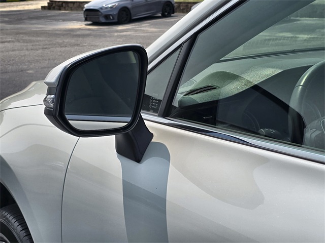 Vehicle image 11 of 28