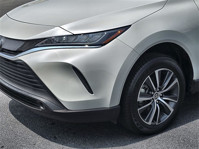 Vehicle image 10 of 28
