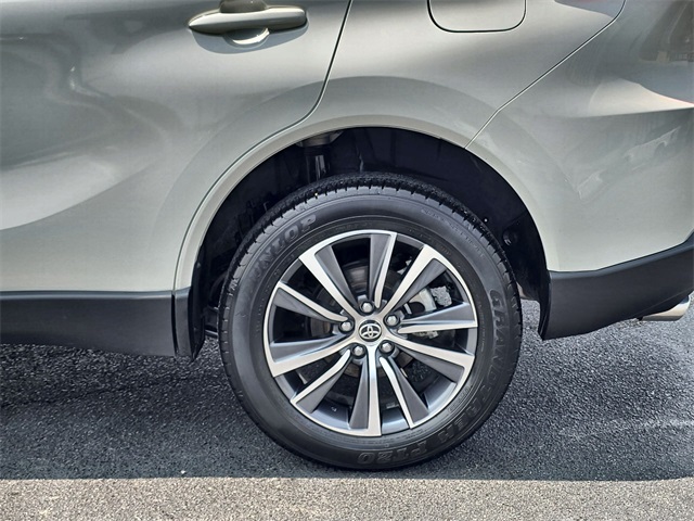 Vehicle image 12 of 28