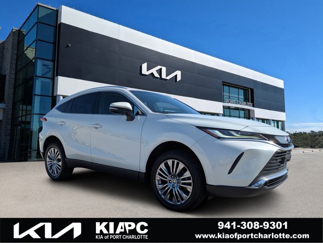 2022 Toyota Venza XLE Image 2 of 36