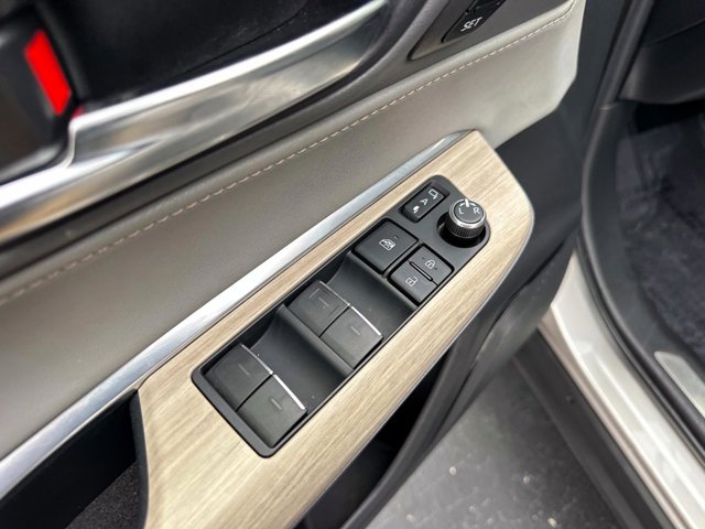 Vehicle image 18 of 32