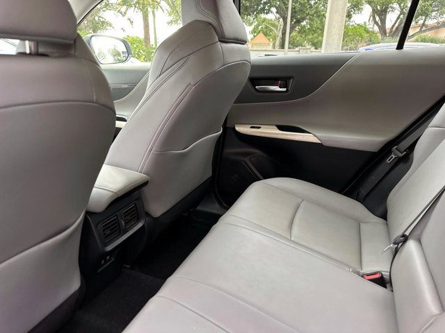 Vehicle image 15 of 32
