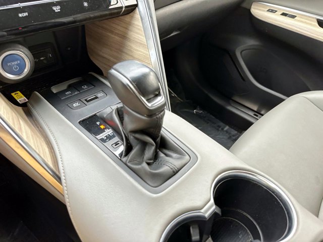 Vehicle image 27 of 32