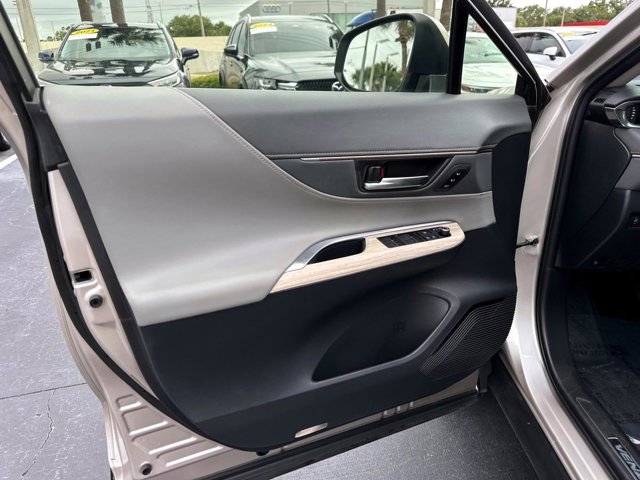 Vehicle image 17 of 32