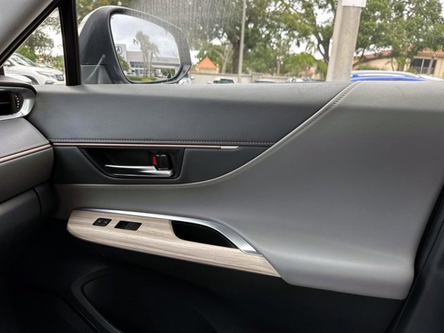 Vehicle image 24 of 32