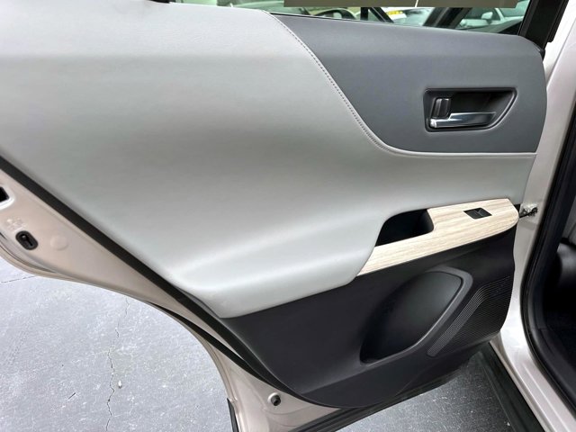 Vehicle image 12 of 32