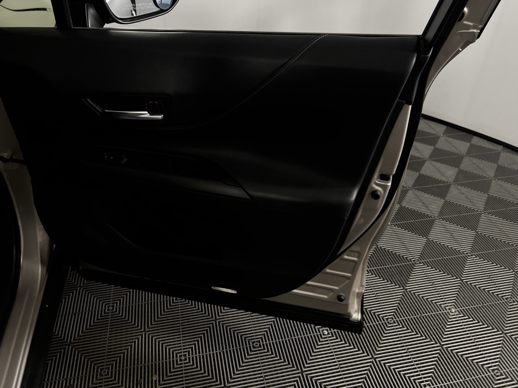 Vehicle image 34 of 49