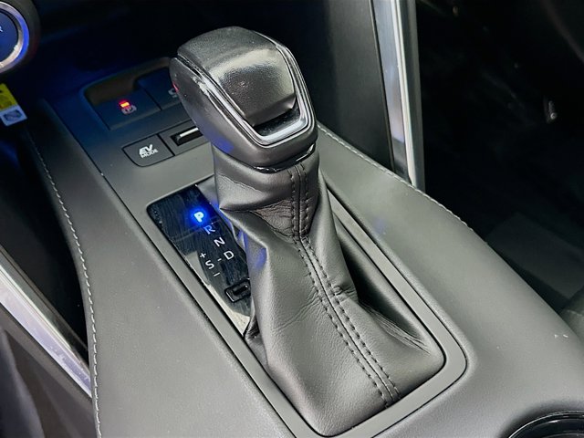 Vehicle image 21 of 33