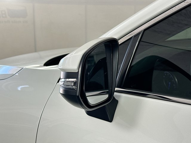Vehicle image 10 of 33