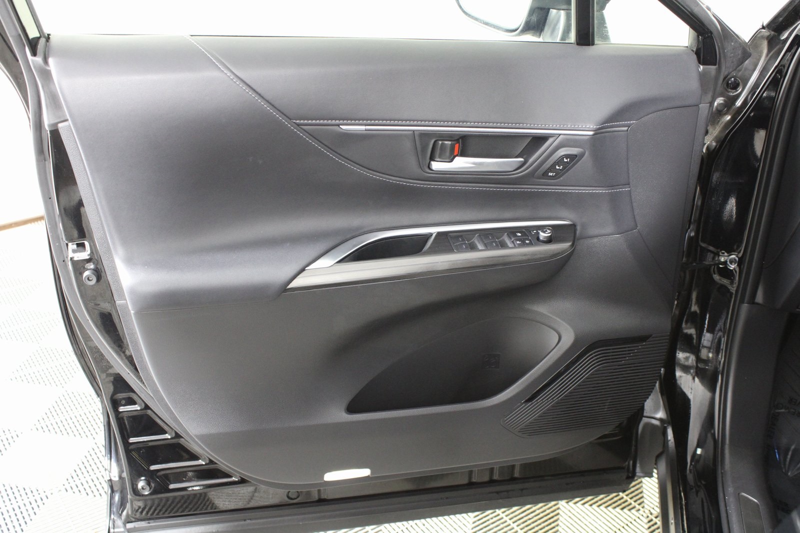 Vehicle image 9 of 29