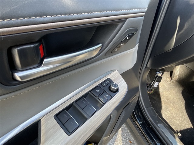 Vehicle image 13 of 23