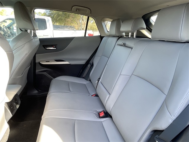 Vehicle image 21 of 23