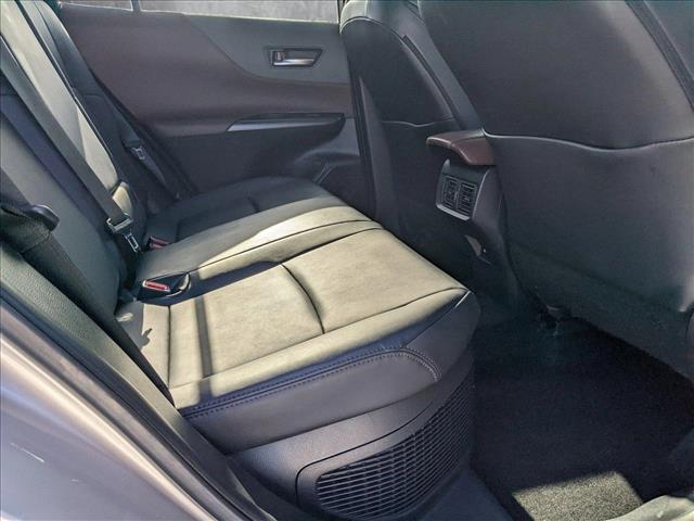 Vehicle image 17 of 22