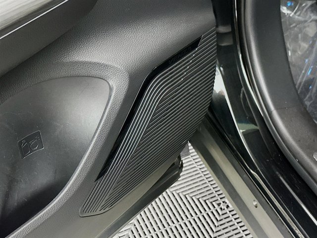 Vehicle image 18 of 30