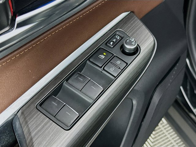 Vehicle image 17 of 30