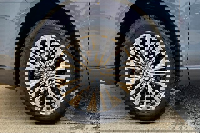Vehicle image 13 of 39