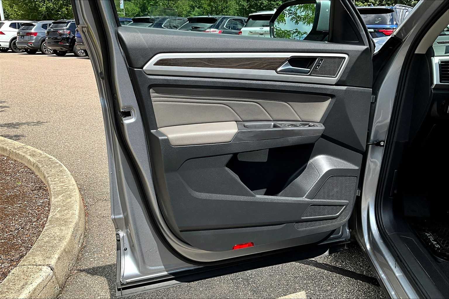 Vehicle image 34 of 35
