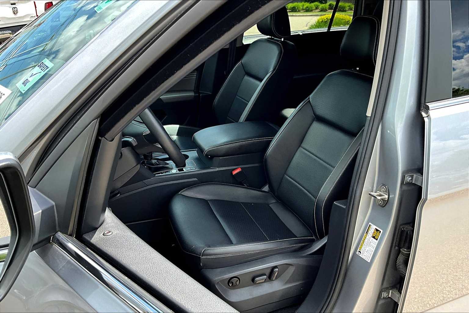 Vehicle image 14 of 35