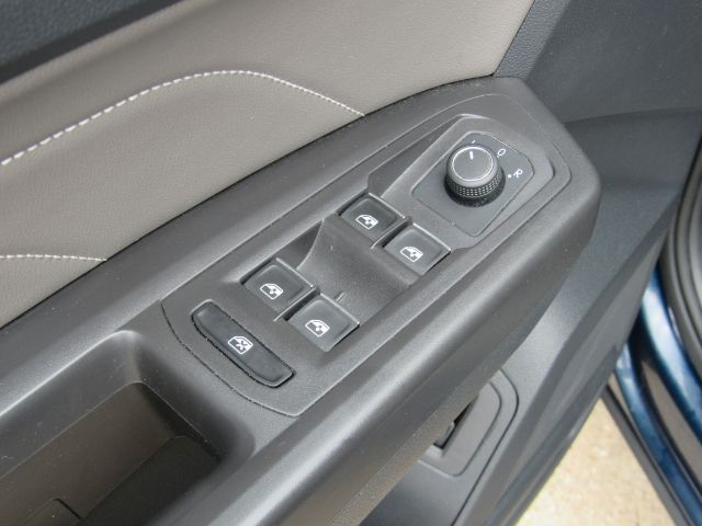 Vehicle image 33 of 42