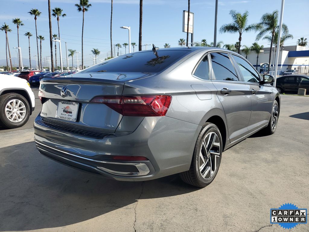2022 Volkswagen Jetta SEL Image 3 of 32