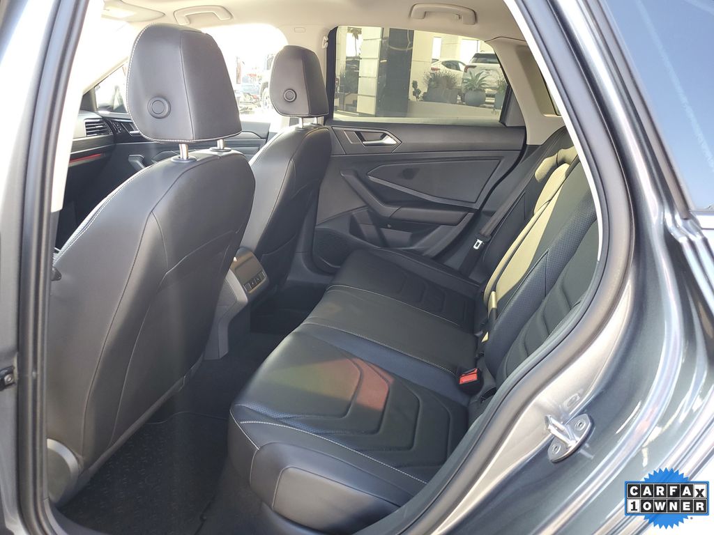 2022 Volkswagen Jetta SEL Image 9 of 32