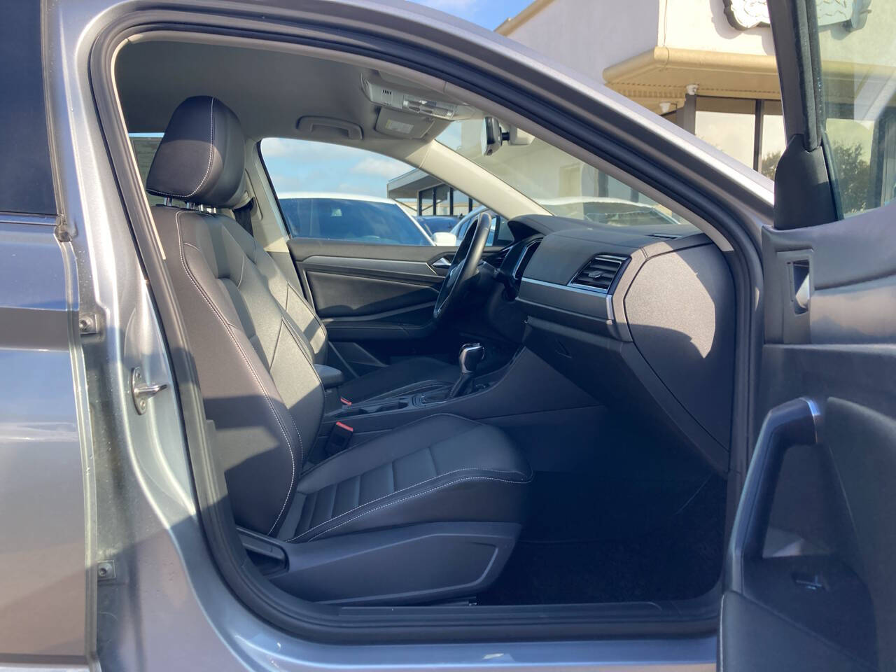 2022 Volkswagen Jetta SE Image 10 of 11