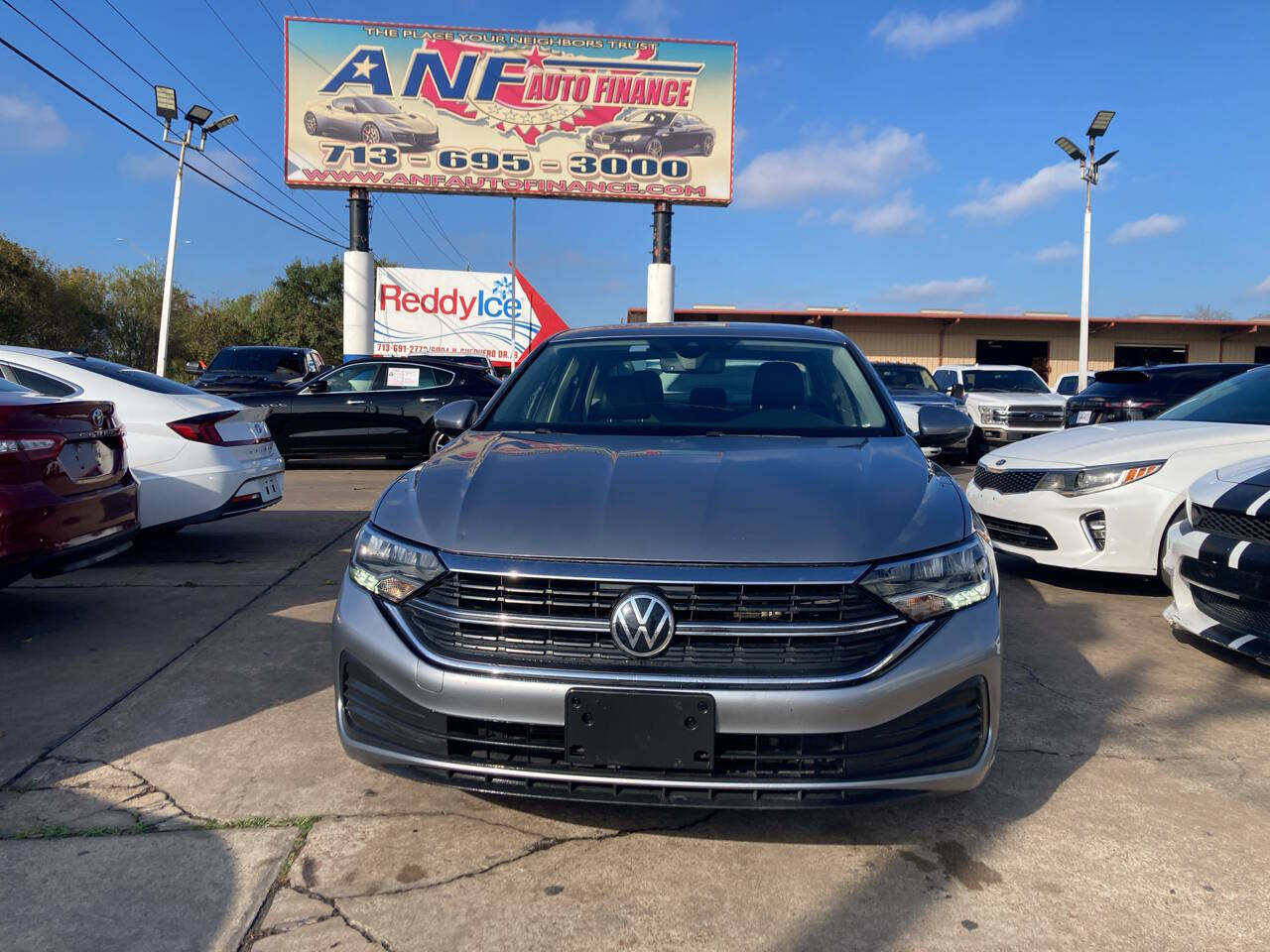 2022 Volkswagen Jetta SE Image 2 of 11