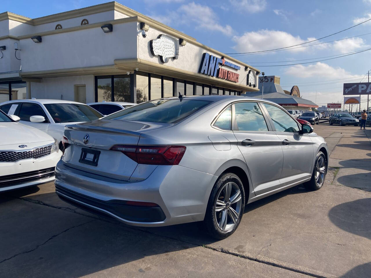 2022 Volkswagen Jetta SE Image 4 of 11