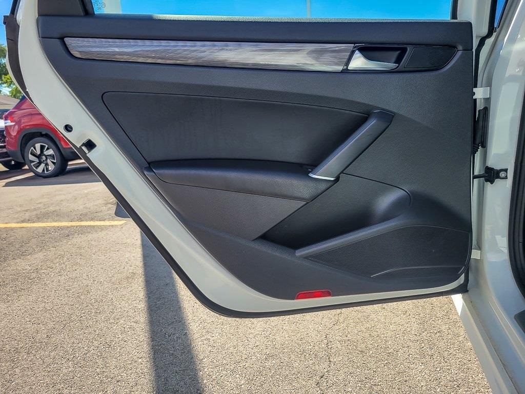 2022 Volkswagen Passat 2.0T R-Line Image 21 of 29