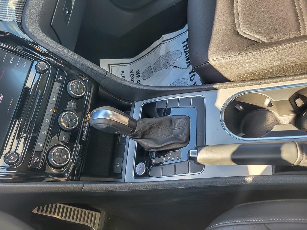 2022 Volkswagen Passat 2.0T R-Line Image 19 of 29