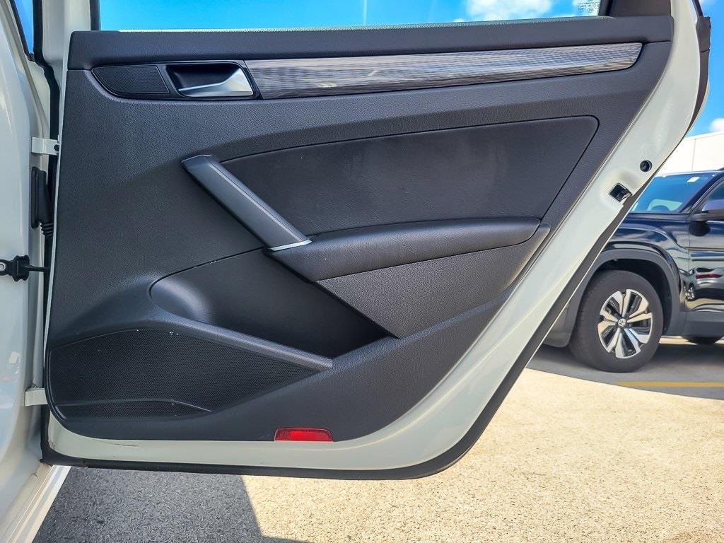 2022 Volkswagen Passat 2.0T R-Line Image 22 of 29