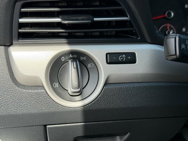 2022 Volkswagen Passat 2.0T SE Image 30 of 35
