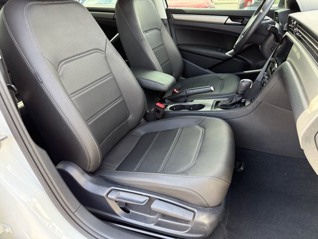 2022 Volkswagen Passat 2.0T SE Image 13 of 35