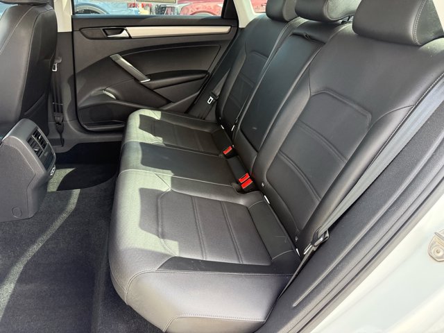 2022 Volkswagen Passat 2.0T SE Image 14 of 35