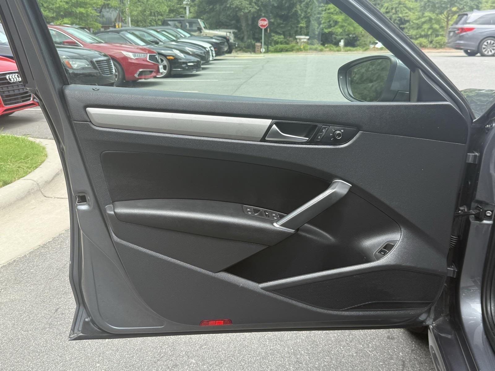 2022 Volkswagen Passat 2.0T SE Image 26 of 38
