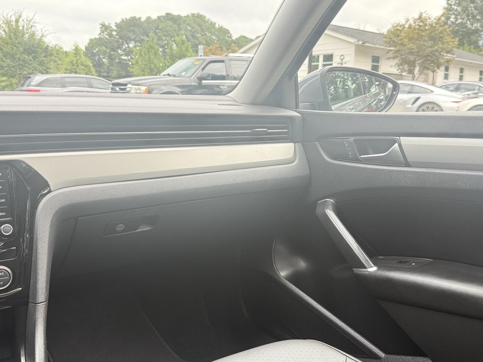 2022 Volkswagen Passat 2.0T SE Image 14 of 38