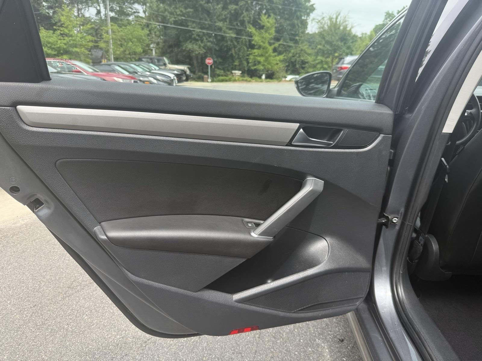 2022 Volkswagen Passat 2.0T SE Image 25 of 38