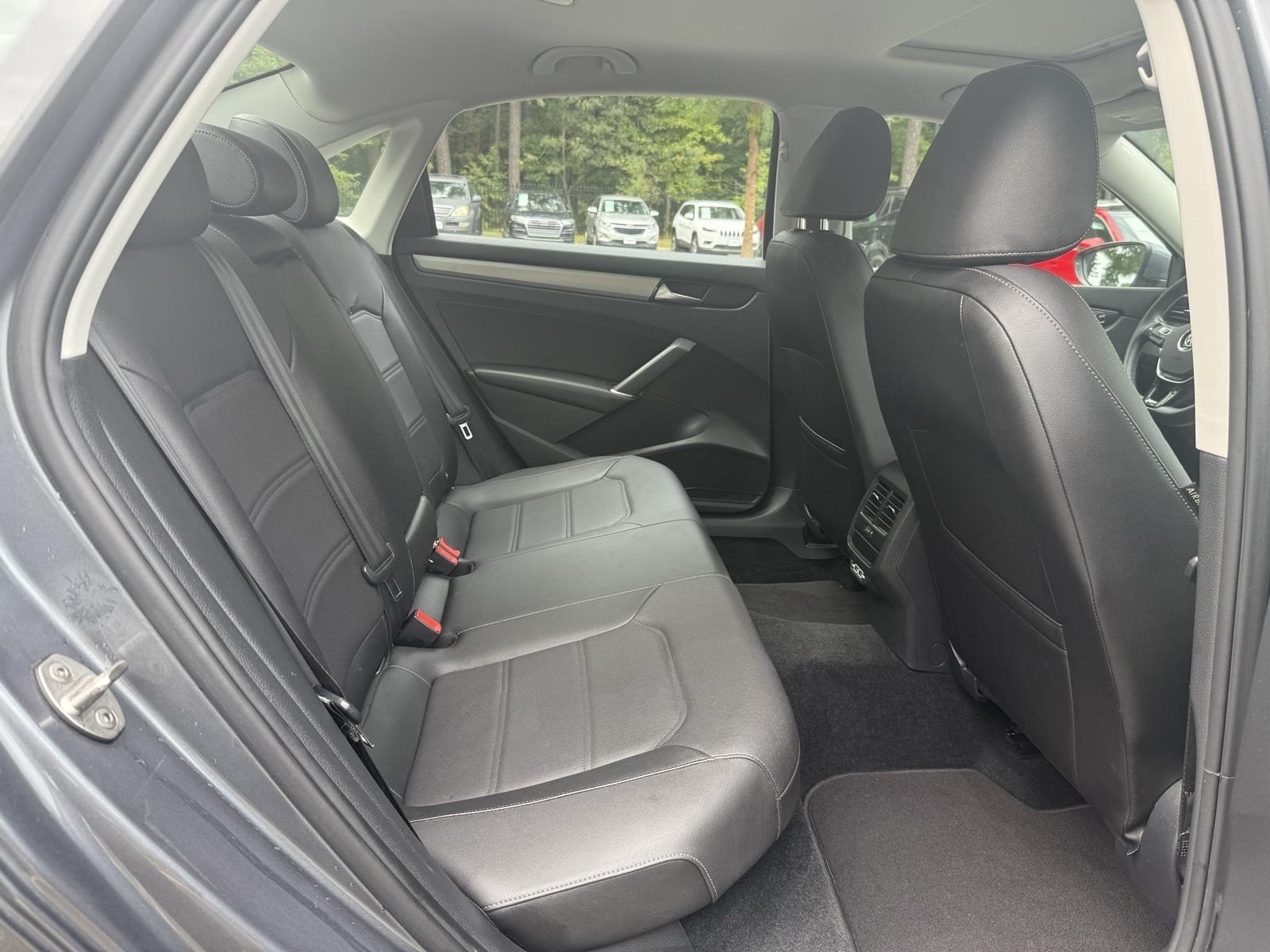 2022 Volkswagen Passat 2.0T SE Image 10 of 38