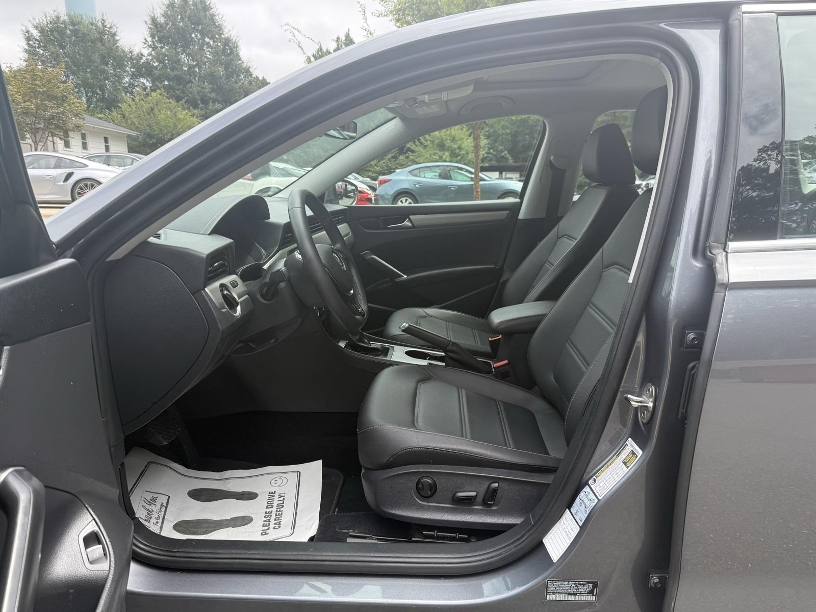 2022 Volkswagen Passat 2.0T SE Image 12 of 38