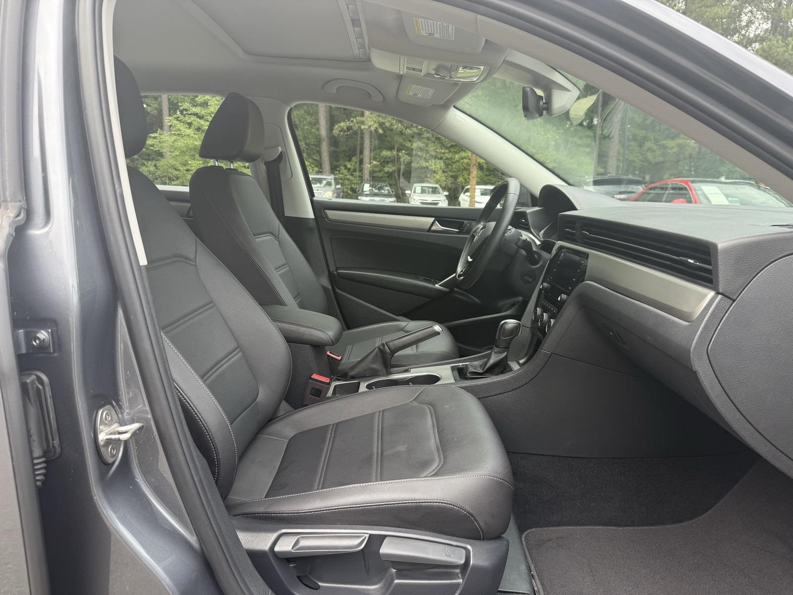 2022 Volkswagen Passat 2.0T SE Image 9 of 38