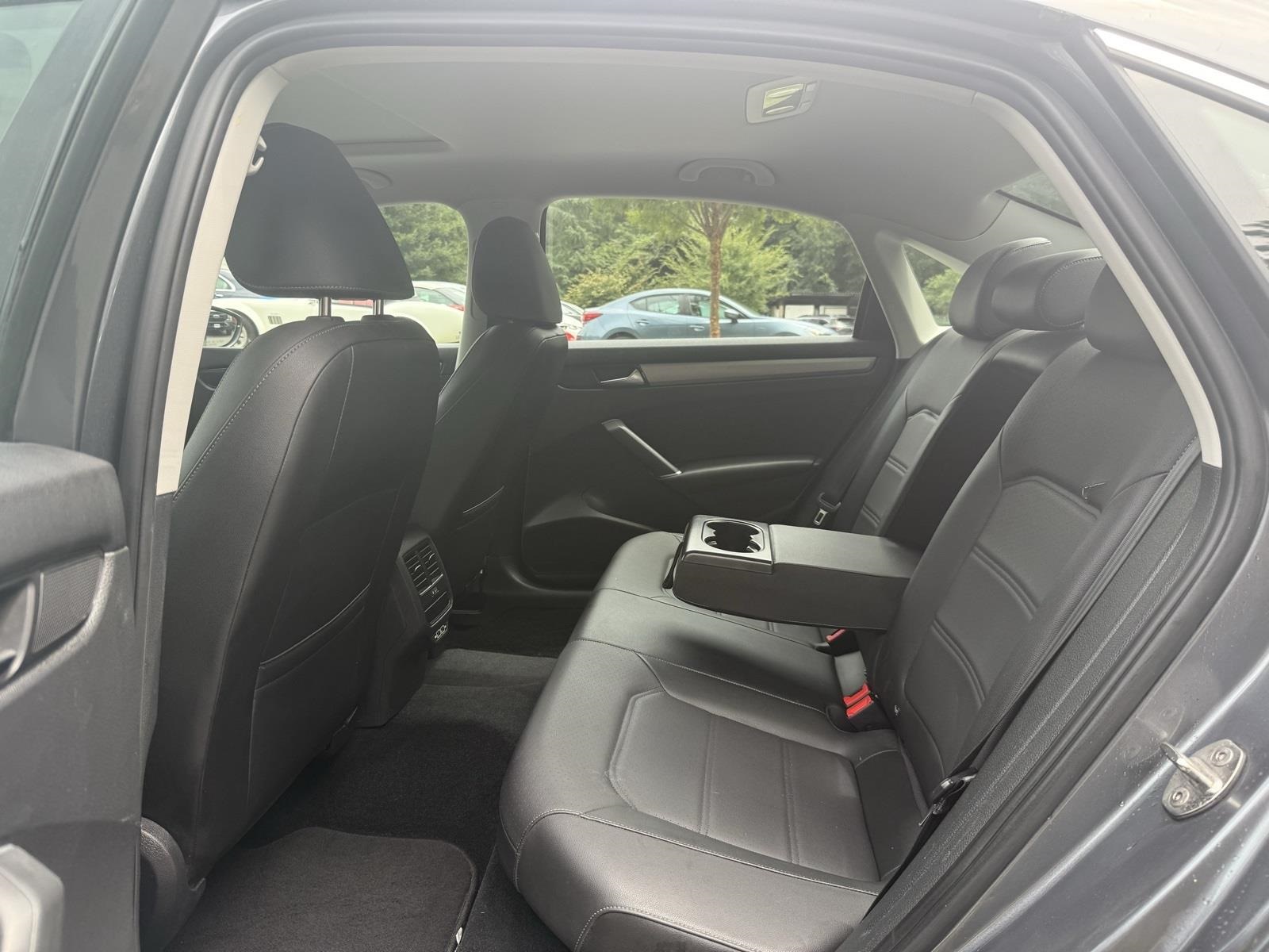 2022 Volkswagen Passat 2.0T SE Image 11 of 38