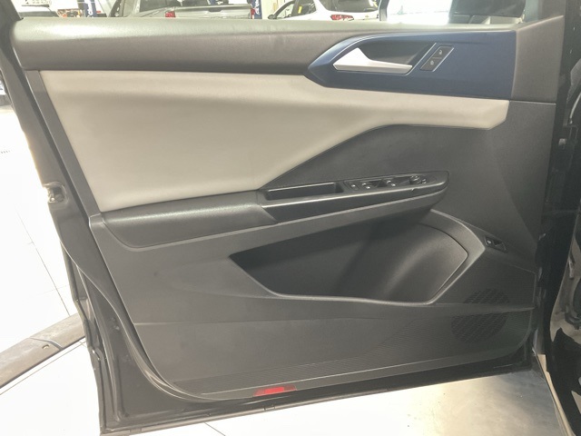 Vehicle image 26 of 30