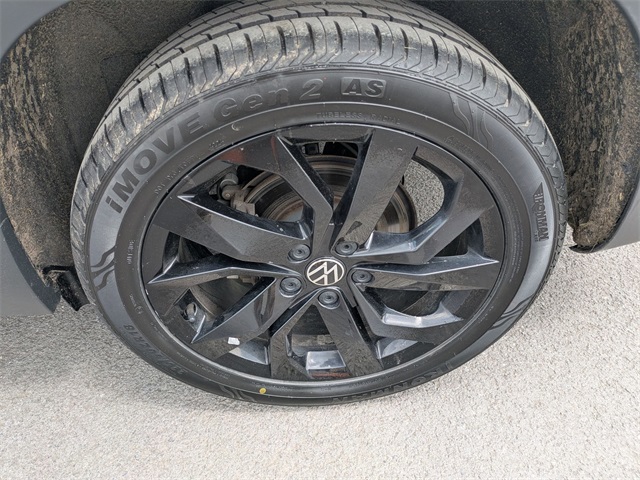 Vehicle image 23 of 24