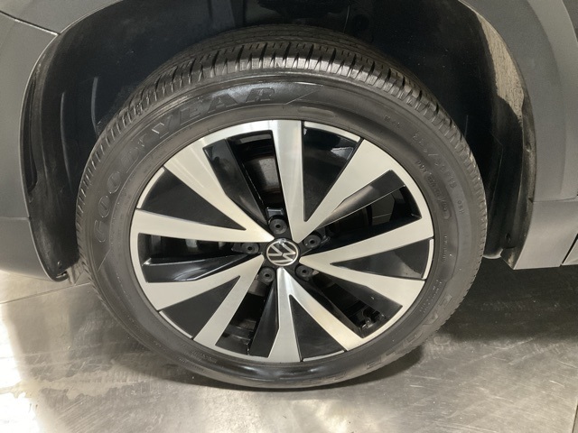 Vehicle image 11 of 33