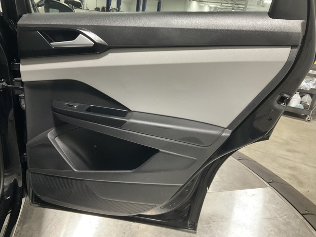 Vehicle image 31 of 33