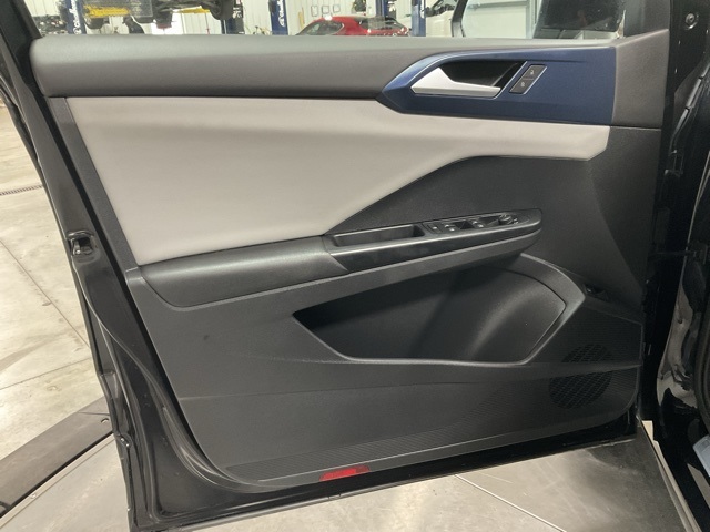 Vehicle image 29 of 33