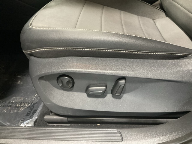 Vehicle image 23 of 33